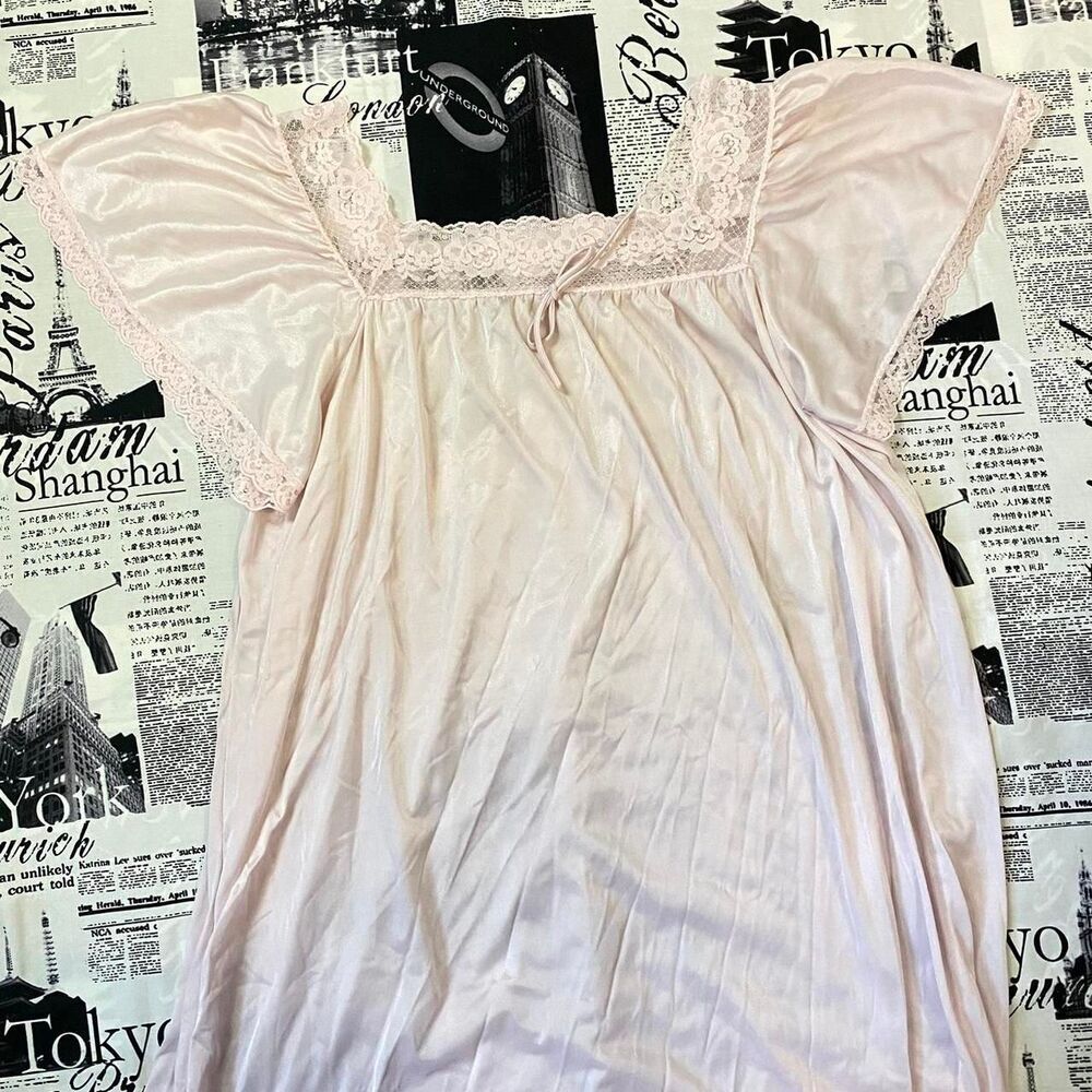 Women's nightgown vintage 70s light pastel pink coquette fairy angel lace